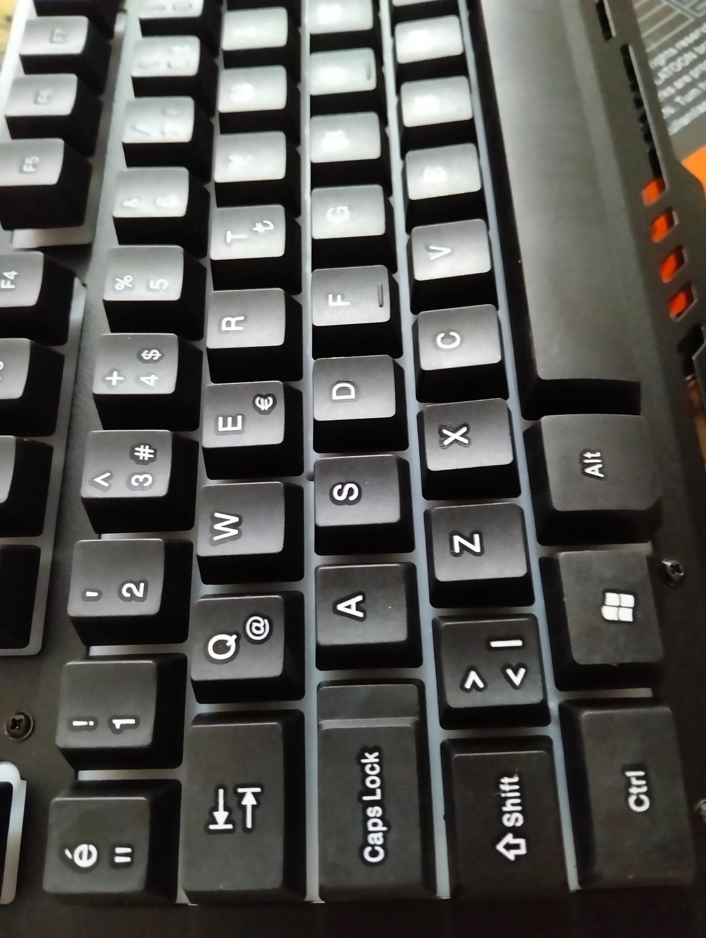 RGB Gmaing keyboard extrom KB 90/ Semi Mechanical Feeling