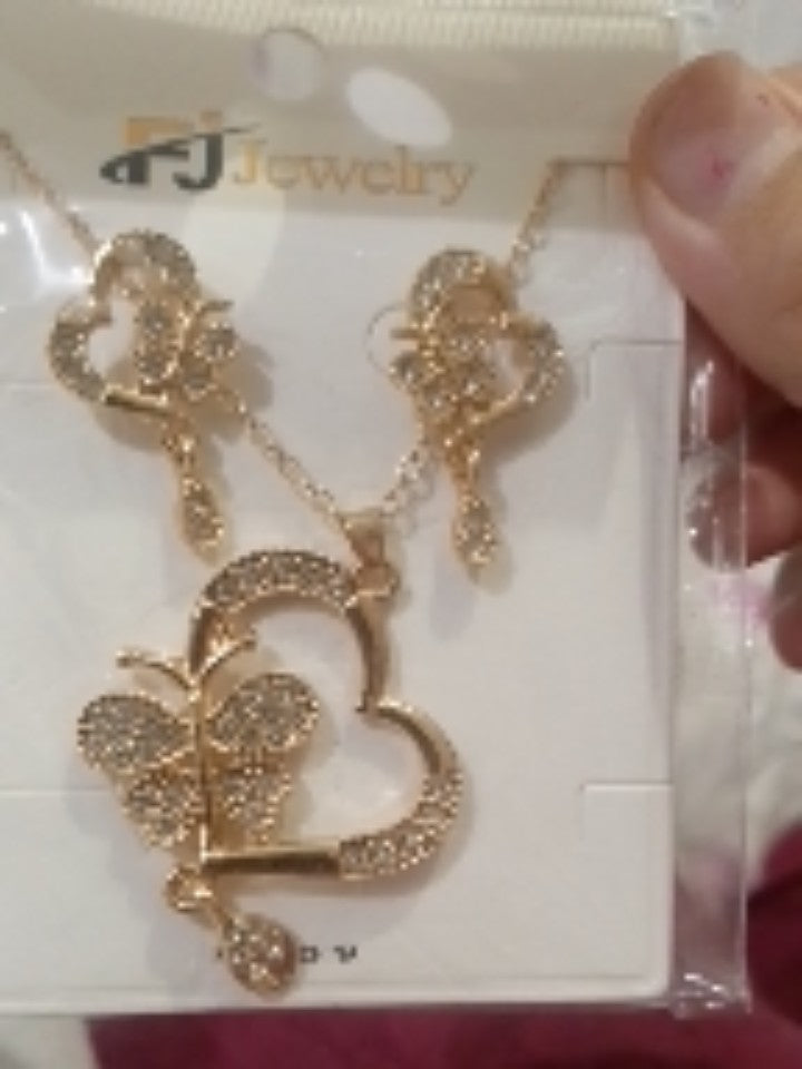 Broken Heart Pendant Necklace Diamonds Pendants golden selvar Twist Chain