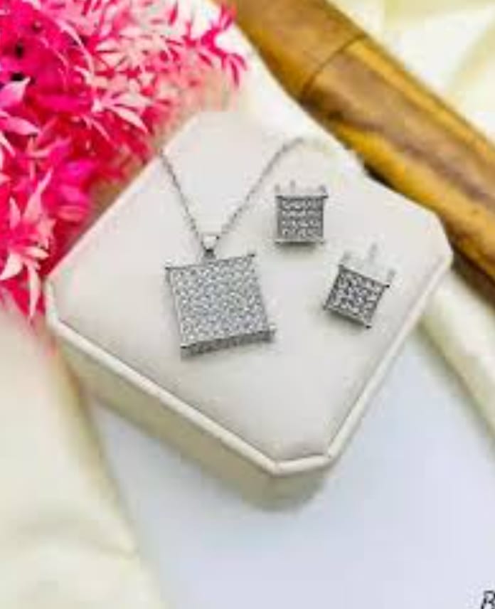 Broken Heart Pendant Necklace Diamonds Pendants golden selvar Twist Chain