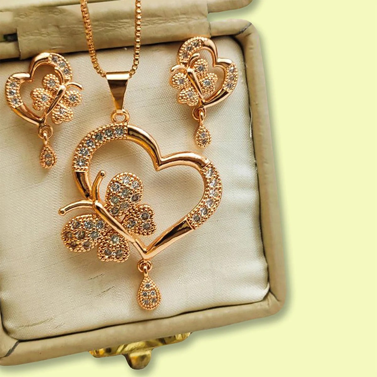 Broken Heart Pendant Necklace Diamonds Pendants golden selvar Twist Chain