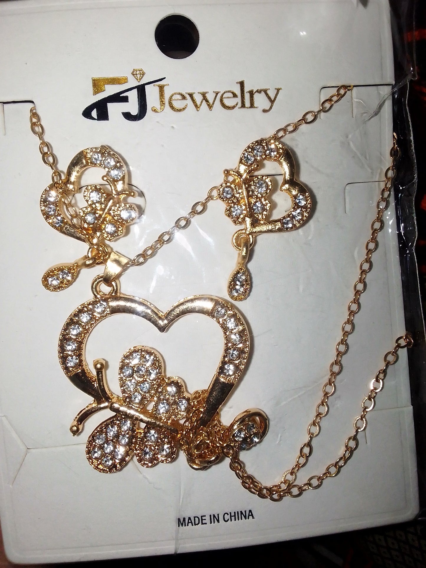 Broken Heart Pendant Necklace Diamonds Pendants golden selvar Twist Chain